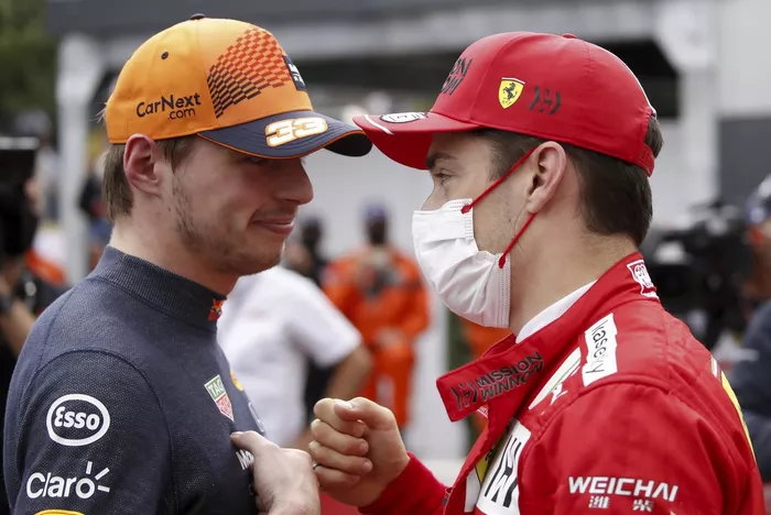 Max Verstappen, Red Bull Racing, felicita a Charles Leclerc, Ferrari, por conseguir la pole
