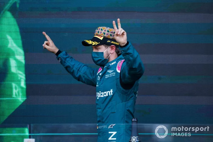 Podio: segundo lugar Sebastian Vettel, Aston Martin