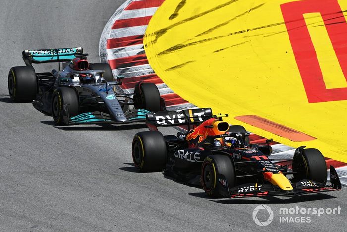 Sergio Pérez, Red Bull Racing RB18, George Russell, Mercedes W13 