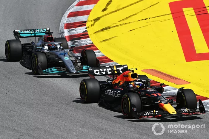Sergio Pérez, Red Bull Racing RB18, George Russell, Mercedes W13 