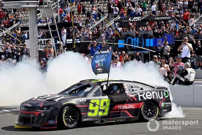 Daniel Suárez, TrackHouse Racing, Onx Homes / Renu Chevrolet Camaro celebra su victoria