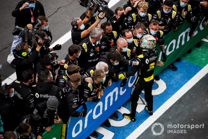 Tercer lugar Daniel Ricciardo, Renault F1 celebra en Parc Ferme con el equipo