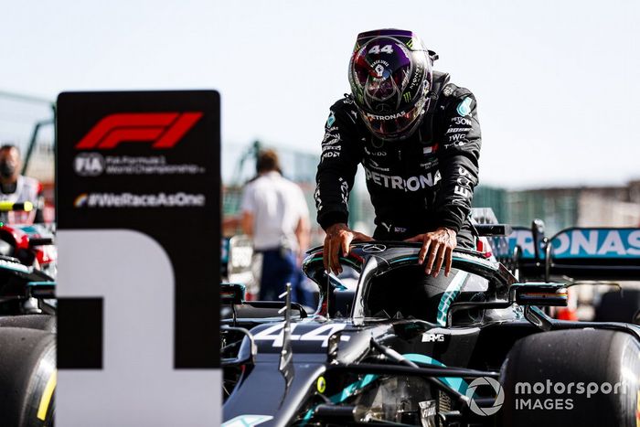 Ganador de la pole position Lewis Hamilton, Mercedes-AMG F1 celebra en Parc Ferme 