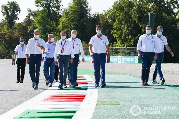 Michael Masi, director de carrera de la F1, inspecciona el circuito de Monza con representantes de la FIA y del ACI (Automobile Club d'Italia)
