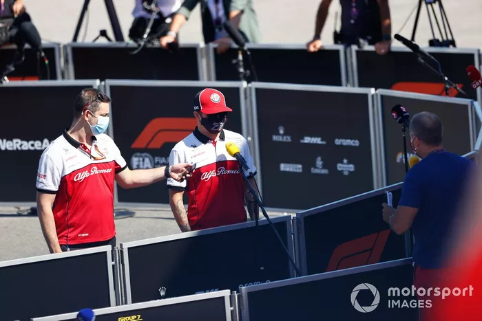 Kimi Raikkonen, Alfa Romeo, con los medios