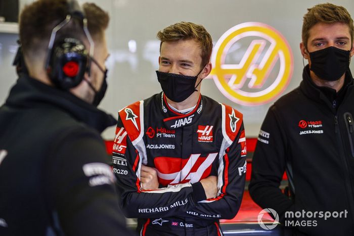 Callum Ilott, Haas F1, con mecánicos