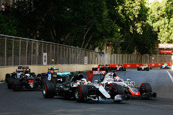 Lewis Hamilton, Mercedes AMG F1 W07 Hybrid; Romain Grosjean, Haas F1 Team VF-16
