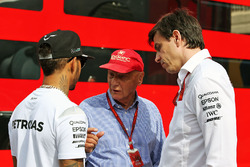 Lewis Hamilton, Mercedes AMG F1 met Niki Lauda en Toto Wolff