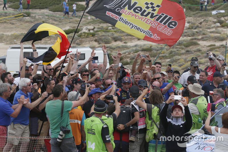 I vincitori Thierry Neuville, Nicolas Gilsoul, Hyundai i20 WRC, Hyundai Motorsport con i tifosi