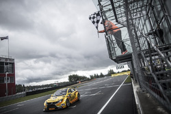 Bandera a cuadros para Gabriele Tarquini, LADA Sport Rosneft, Lada Vesta