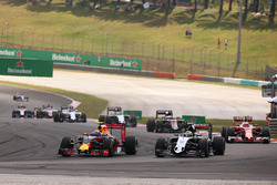 Max Verstappen, Red Bull Racing RB12 et Sergio Perez, Sahara Force India F1 VJM09 en lutte pour une position