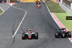 Естебан Гутьєррес (Haas F1 Team) та Дженсон Баттон (McLaren Honda)