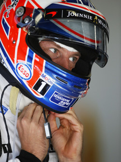 Jenson Button, McLaren MP4-31 ajusta su casco