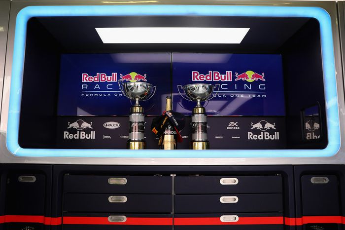 El trofeo del ganador, Max Verstappen, Red Bull Racing