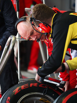 Jock Clear, Director de ingeniería de Ferrari con un técnico de Pirelli neumáticos