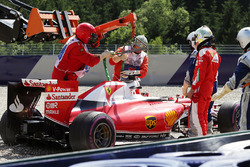 Себастьян Феттель, Ferrari SF16-H розвертає болід під час другої практики