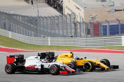 Джоліон Палмер, Renault Sport F1 Team RS16 та Ромен Грожан, Haas F1 Team VF-16, боротьба за позицію