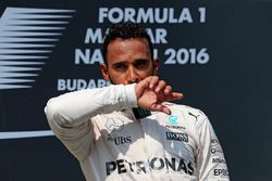 Podio: ganador Lewis Hamilton, Mercedes AMG F1 Team