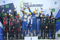 Podio LM P2: al primo posto Gustavo Menezes, Nicolas Lapierre, Stéphane Richelmi, Signatech, al seco