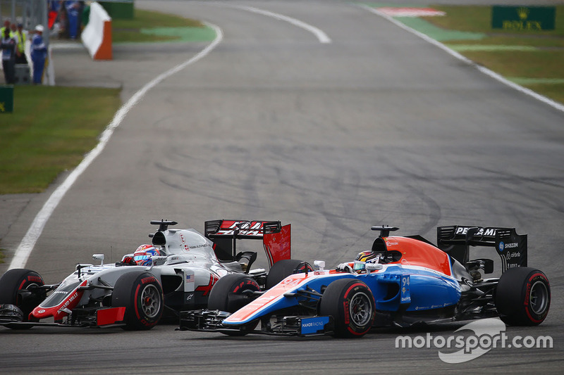 Romain Grosjean, Haas F1 Team VF-16 and Pascal Wehrlein, Manor Racing MRT05 battle for position