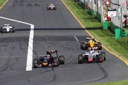 Carlos Sainz Jr., Scuderia Toro Rosso STR11 und Romain Grosjean, Haas F1 Team VF-16, im Kampf um die
