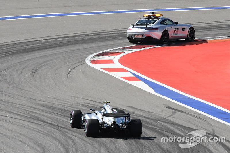Автомобиль безопасности перед Валттери Боттасом, Mercedes AMG F1 W08