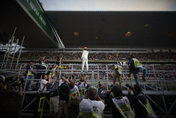 Polesitter Lewis Hamilton, Mercedes AMG, viert feest met de fans
