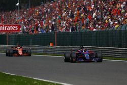 Daniil Kvyat, Scuderia Toro Rosso STR12, Stoffel Vandoorne, McLaren MCL32