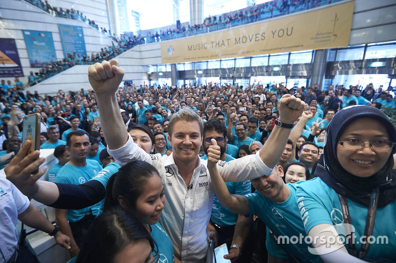 Empleados de Petronas dan la bienvenida a Nico Rosberg, Mercedes AMG F1