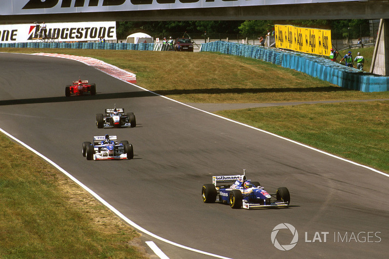 Jacques Villeneuve, Williams Renault, Damon Hill, Arrows A18 Yamaha, Mika Hakkinen, McLaren MP4/12 Mercedes et Eddie Irvine, Ferrari F310B