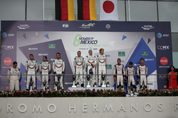 Podium LMP1: vainqueur #2 Porsche Team Porsche 919 Hybrid: Timo Bernhard, Earl Bamber, Brendon Hartley, deuxième place #1 Porsche Team Porsche 919 Hybrid: Neel Jani, Andre Lotterer, Nick Tandy, troisième place #8 Toyota Gazoo Racing Toyota TS050 Hybrid: Anthony Davidson, Sébastien Buemi, Kazuki Nakajima