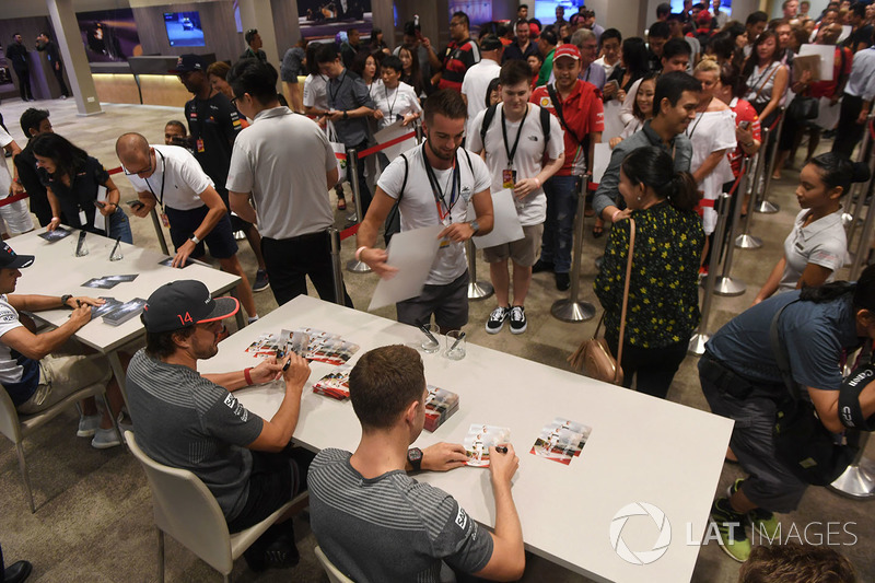 Fernando Alonso, McLaren and Stoffel Vandoorne, McLaren