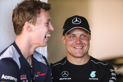 Даниил Квят, Scuderia Toro Rosso, и Валттери Боттас, Mercedes AMG F1