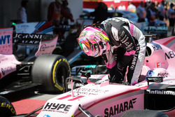 Sergio Perez, Sahara Force India VJM10 arrive dans le parc fermé