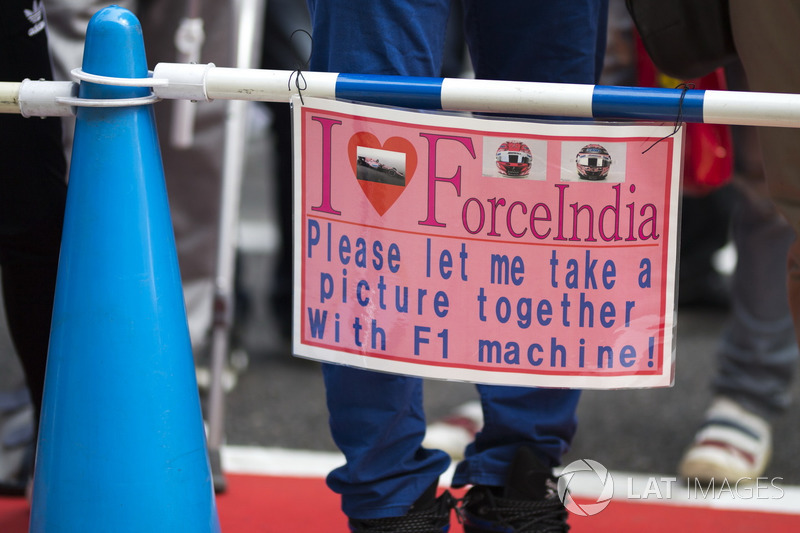 Mensagem de um fã da Force India, que quer tirar uma foto ao lado do carro da equipe.