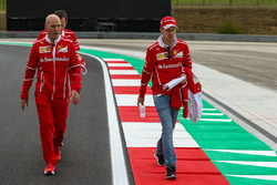 Sebastian Vettel, Ferrari ve Jock Clear, Ferrari Şef Mühendisi ve Riccardo Adami, Ferrari Yarış Mühe