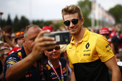 Ніко Хюлькенберг, Renault Sport F1 Team, позує для фотографії поруч із уболівальником