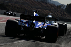 Lewis Hamilton, Mercedes AMG F1 W08 lidera a Marcus Ericsson, Sauber C36