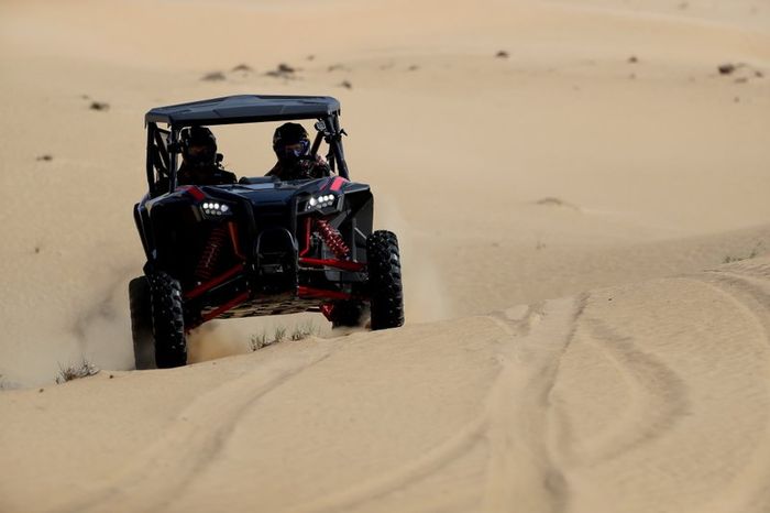 Max Verstappen, Alexander Albon, Red Bull Racing, Red Bull Desert Racing en Skydive Dubai