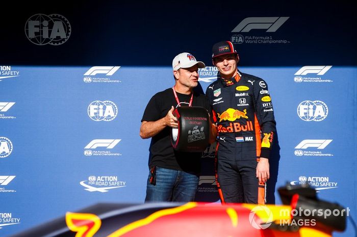 Max Verstappen, Red Bull Racing recibe el premio Pirelli Pole Position de manos de Rubens Barrichello