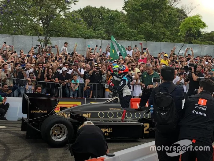 Massa e Emerson Fittipaldi com a bandeira do Brasil ao lado da Lotus no Festival Senna Tribute