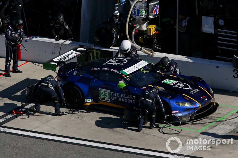 #23 Heart Of Racing Team Aston Martin Vantage GT3, GTD: Roman De Angelis, Nicki Thiim, Ian James, Alex Riberas, pit stop