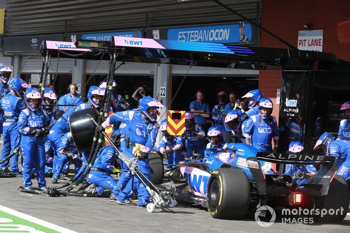Fernando Alonso, Alpine A522, hace una parada en boxes