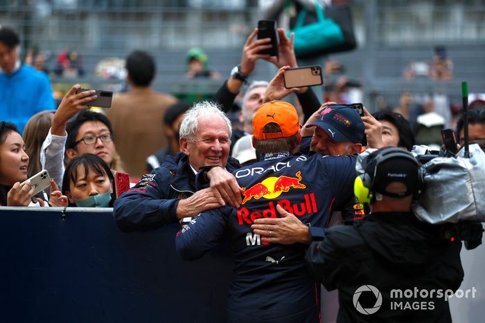 Ganador y campeón del mundo Max Verstappen, Red Bull Racing, celebra con Helmut Marko, asesor, en el Parc Ferme