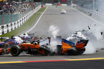 L'accident de Fernando Alonso, McLaren MCL33, Charles Leclerc, Sauber C37, et Nico Hulkenberg, Renault Sport F1 Team R.S. 18, au départ