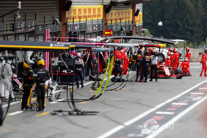 Sebastian Vettel, Ferrari SF71H  pit stop