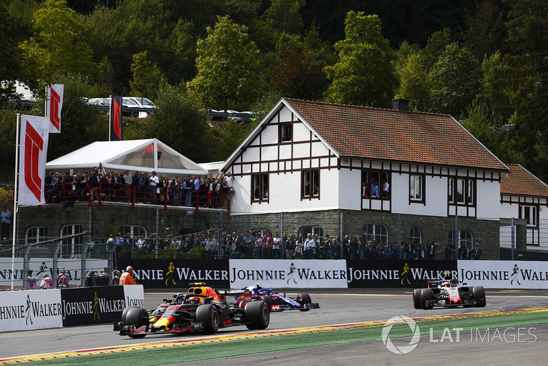 Max Verstappen, Red Bull Racing RB14, Daniel Ricciardo, Red Bull Racing RB14, y Kevin Magnussen, Haas F1 Team VF-18