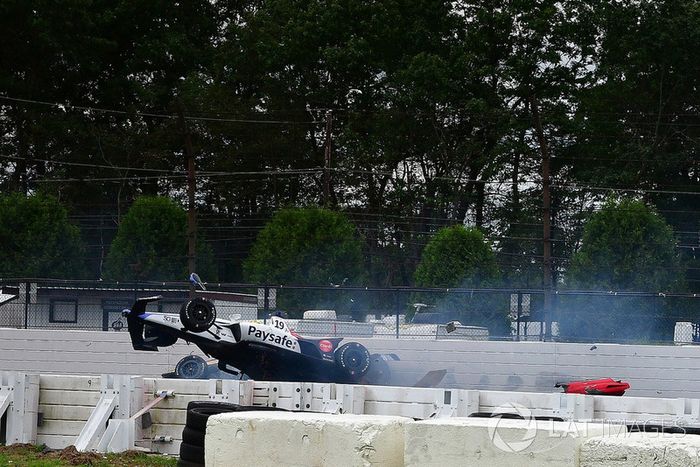 El accidente entre Robert Wickens, Schmidt Peterson Motorsports Honda, James Hinchcliffe, Schmidt Peterson Motorsports Honda, Ryan Hunter-Reay, Andretti Autosport Honda, Pietro Fittipaldi, Dale Coyne Racing Honda 