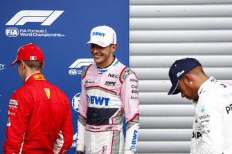 Sebastian Vettel, Ferrari, Esteban Ocon, Racing Point Force India VJM1, ve pole Lewis Hamilton, Mercedes AMG F1