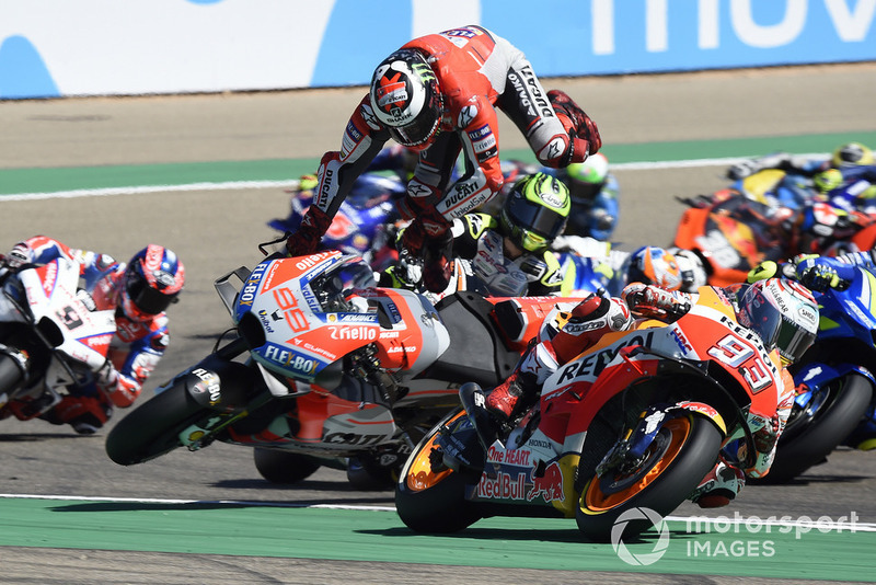 Аварія Хорхе Лоренсо, Ducati Team, на початку гонки в Арагоні